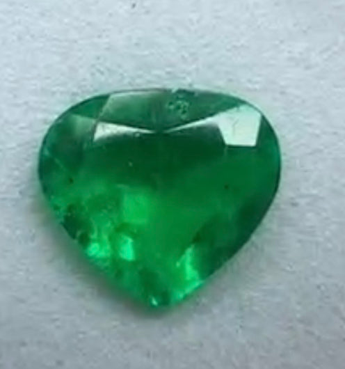 Esmeraldas en corazón AAA