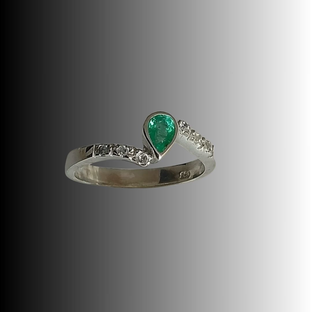 Anillos en Esmeralda Corte Lágrima en Plata 950