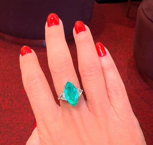 Esmeralda corte marquesa: una joya de energía pura que armoniza tu corazón y refleja tu poder interior con luz y elegancia.