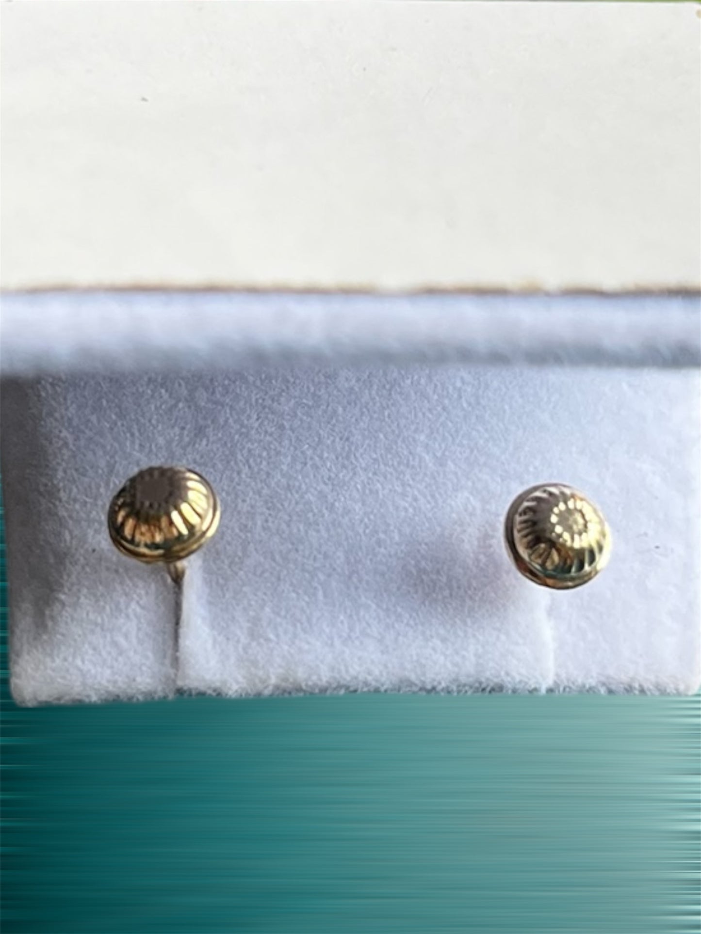 Topos con esmeralda de Oro 18k