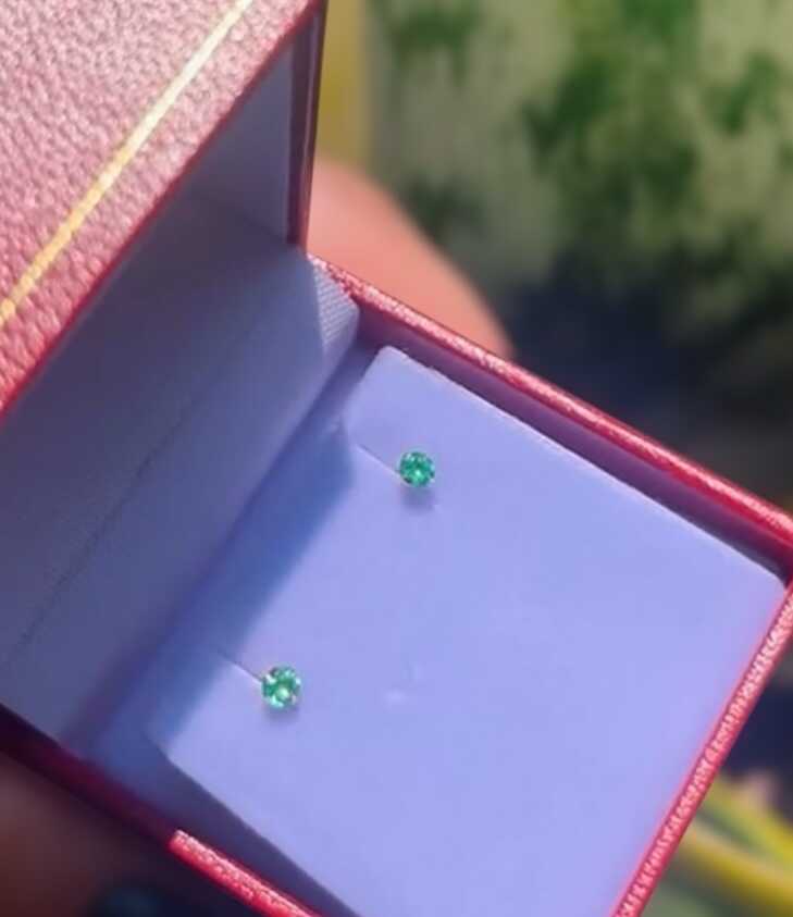 Topos con esmeralda de Oro 18k