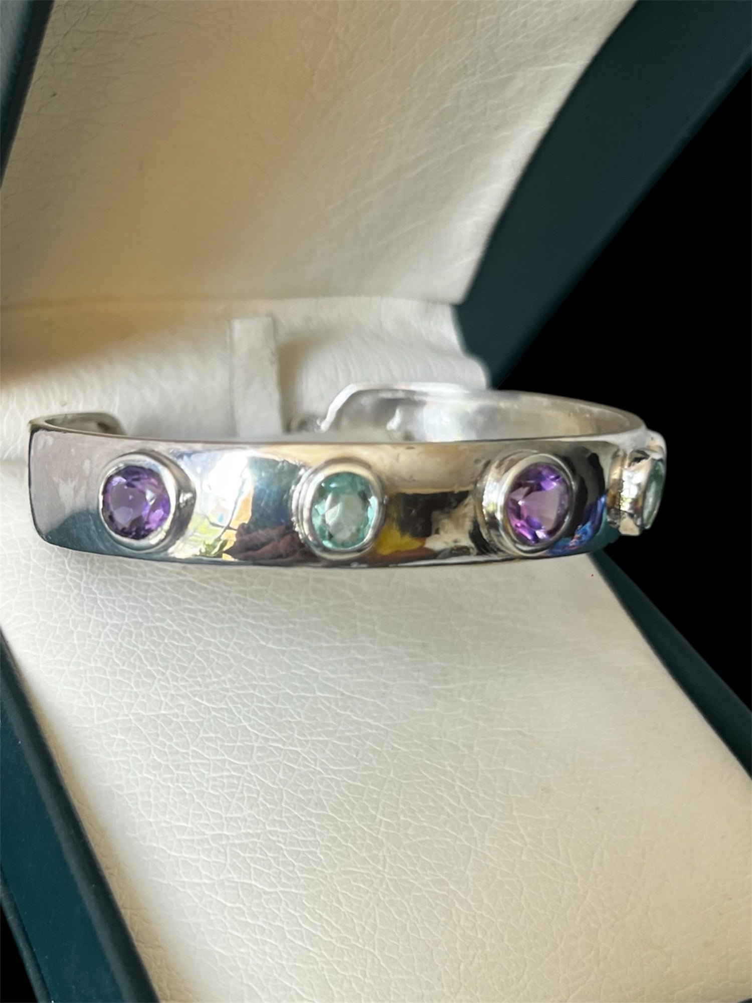 Brazalete con Esmeralda y Amatista