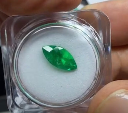 Esmeralda corte marquesa: una joya de energía pura que armoniza tu corazón y refleja tu poder interior con luz y elegancia.