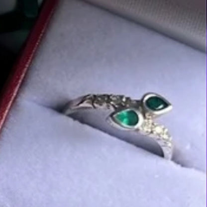 Anillo con dos esmeraldas